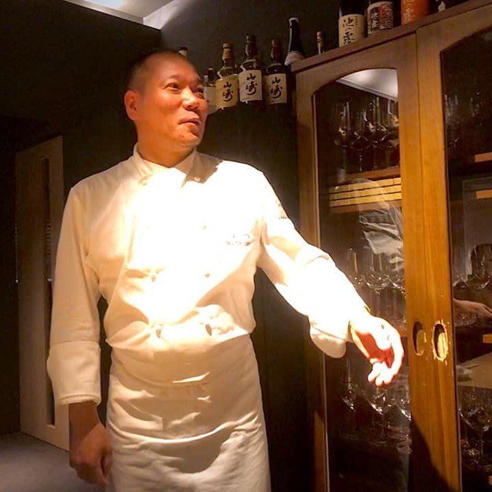 Portrait du chef Eiji Doihara au restaurant